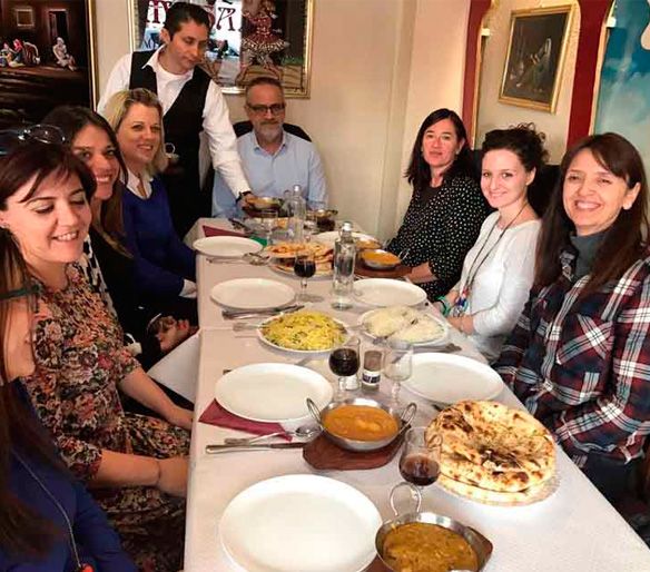 Restaurante Taj Mahal Personas en la mesa
