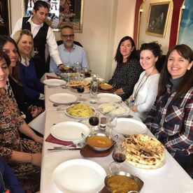 Restaurante Taj Mahal Perosnas cenando