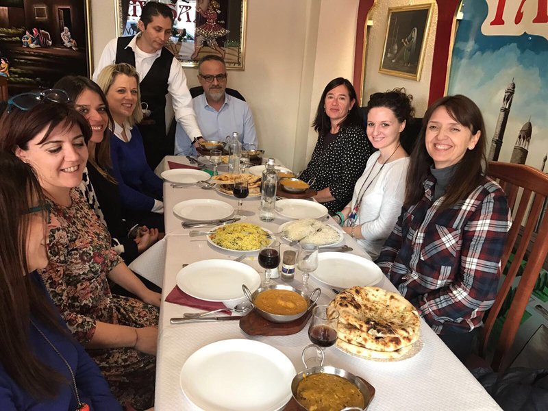 Restaurante Taj Mahal Perosnas cenando