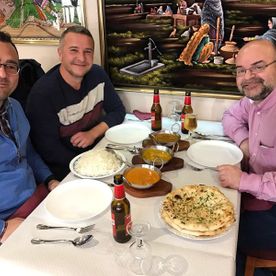 Restaurante Taj Mahal Personas comiendo